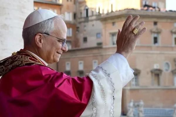 El papa León XIV celebra su primera misa