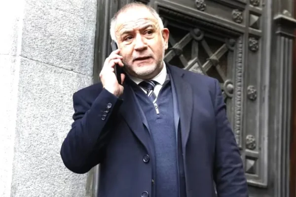 Le robaron el celular a Luis Juez mientras brindaba una entrevista radial