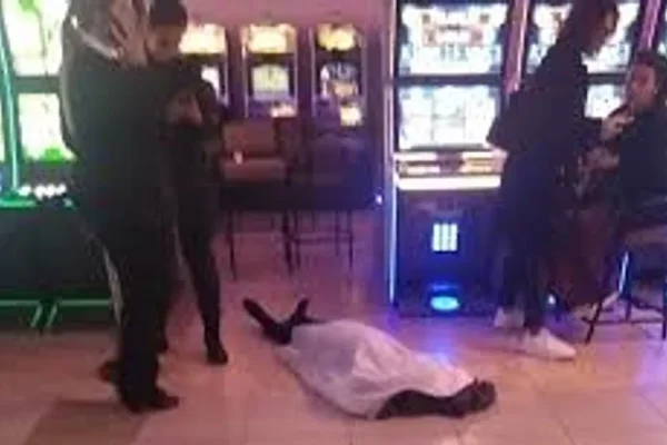 Una mujer murió en un bingo y los apostadores continuaron jugando