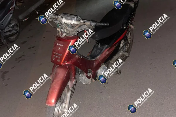 Investigaciones realizó un allanamiento en el barrio Tambor de Tacuari y secuestró una moto
