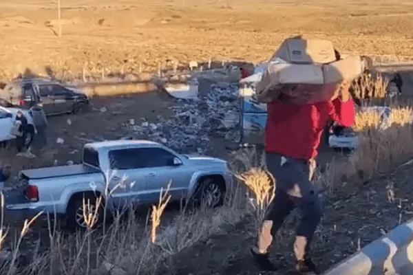 Volcó y murió un camionero que transportaba alimentos: lo saquearon mientras yacía muerto en la cabina