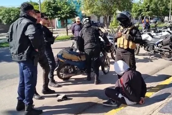 Iba armado en una moto, lo paró un control policial y terminó preso