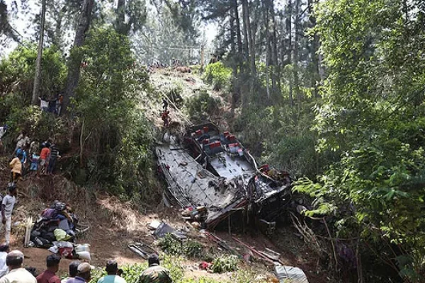 Mueren 21 personas y otras 14 resultan heridas en accidente de autobús en Sri Lanka