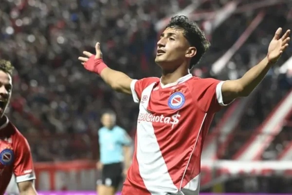 Argentinos venció a Instituto en un partido caliente y se metió en los cuartos de final