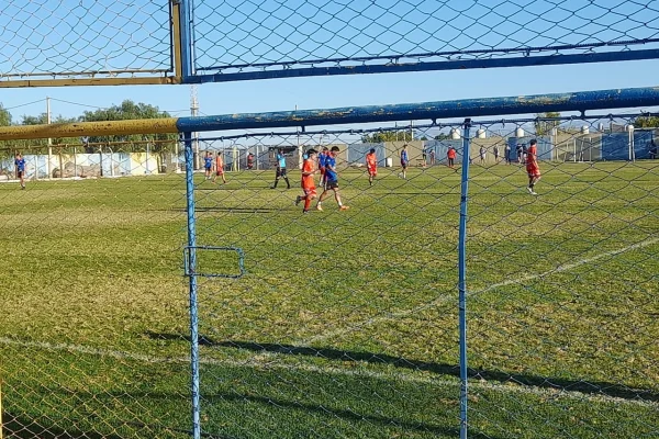 Los clubes juegan amistosos hasta que se solucione el conflicto