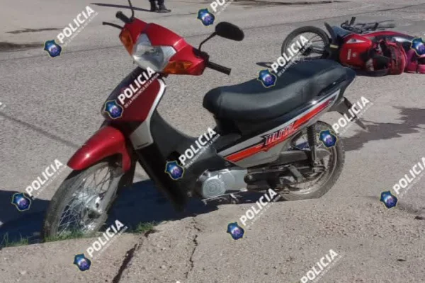 Choque entre motos dejó un menor herido
