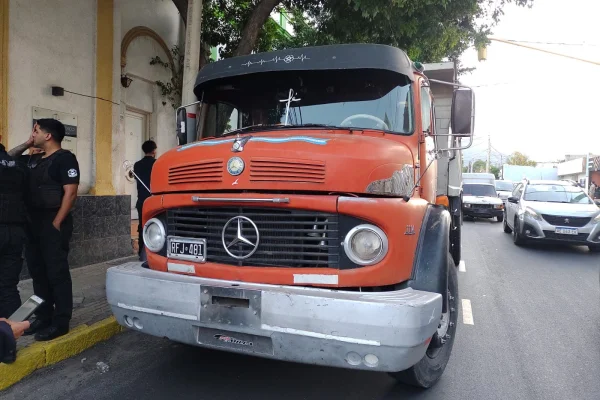 Colisión entre un camión y un auto en pleno centro dejó solo daños materiales