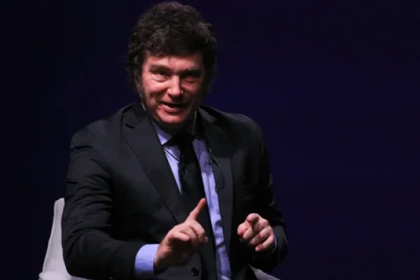 Javier Milei apareció junto a su hermana Karina en un desfile de Roberto Piazza