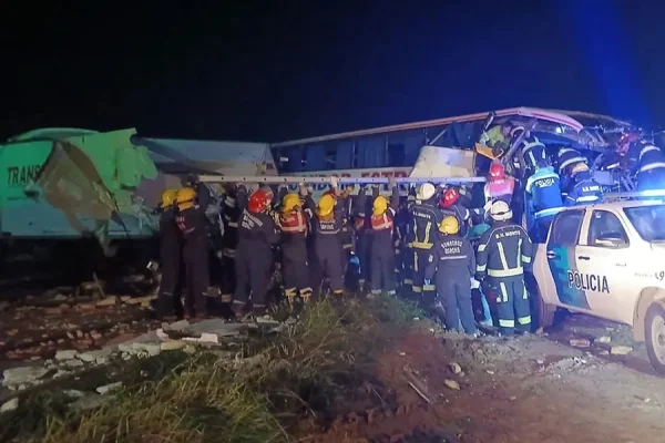 Ruta 3: al menos cuatro muertes por choque frontal entre un micro y un camión