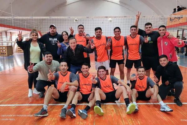 Vóley masculino: Investigaciones ganó y gritó
