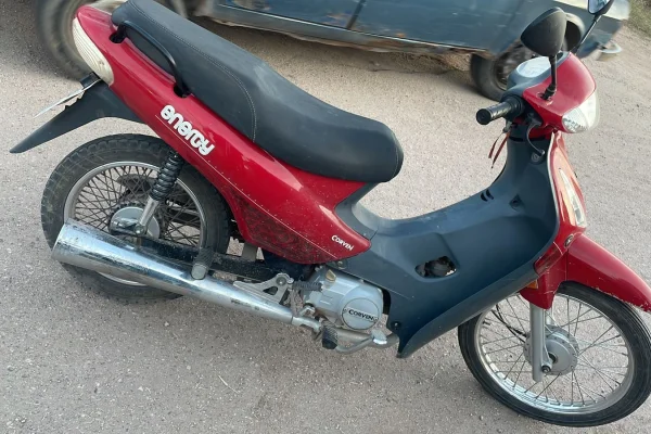 Una joven fue trasladada al hospital tras un choque entre motos