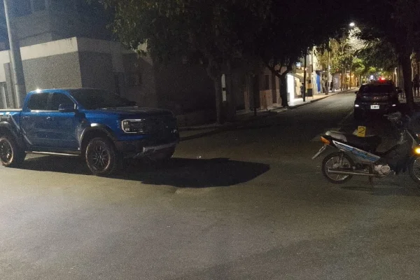 Una joven fue trasladada al hospital tras un choque entre moto y camioneta en Santa Fe y Buenos Aires