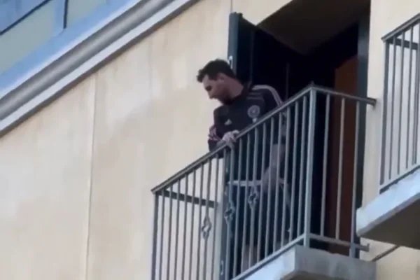 Messi salió al balcón a saludar a los hinchas y generó locura en San José