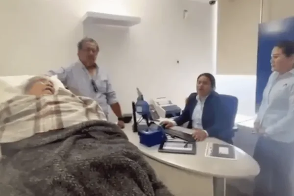 Indignación: tiene 96 años y la obligaron a ir en camilla al banco BBVA