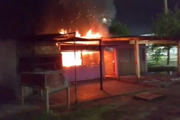 Incendio en una pollería de la zona sur: intervino personal de Bomberos y Policía