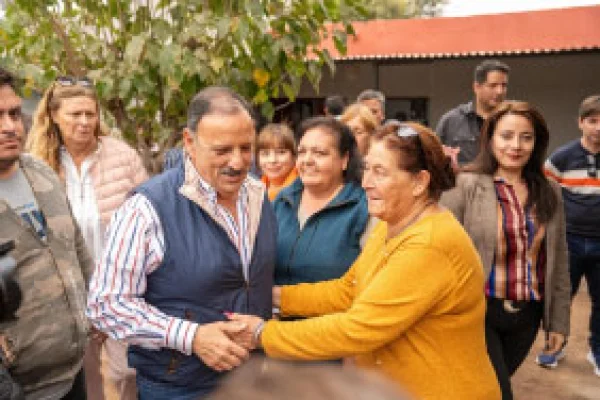 Vecinos afectados por temporal recibieron a Quintela en sus viviendas refaccionadas