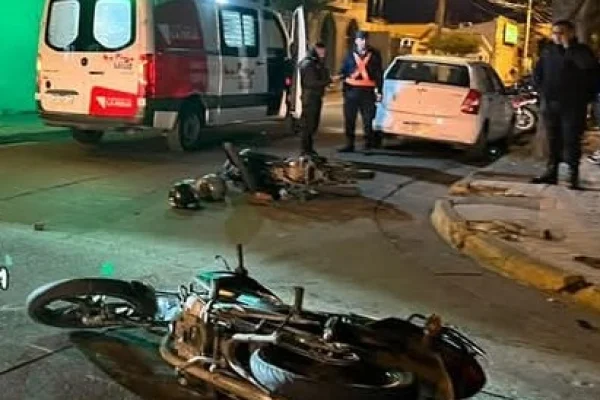 Dos heridos tras fuerte choque de motocicletas en el centro