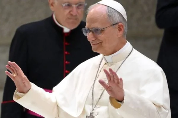 León XIV recordó a Francisco en su primera homilía: “Nos sentimos como ovejas sin pastor”