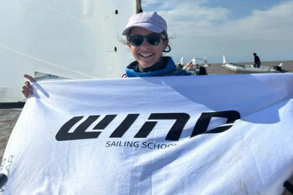 Emma De Cesaris reafirma su destreza en las aguas nacionales: coronación en la categoría Optimist Principiante en Buenos Aires