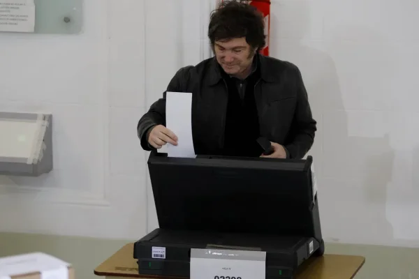 Votó Javier Milei y le respondió a Macri por el video hecho con inteligencia artificial