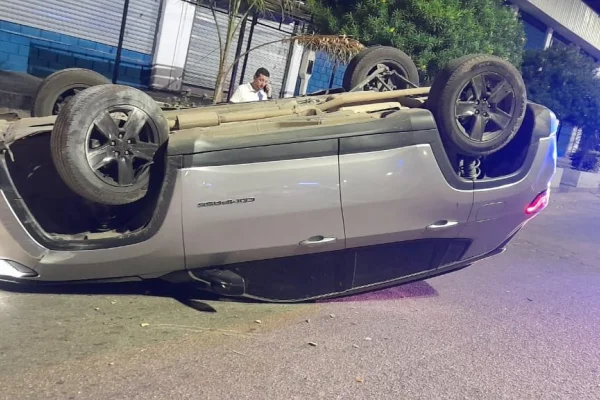 Espectacular vuelco por uso del celular y alcohol