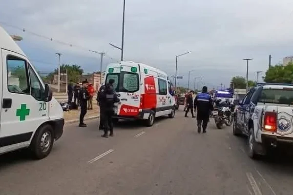 Dos heridos en un fuerte choque de motos en la capital