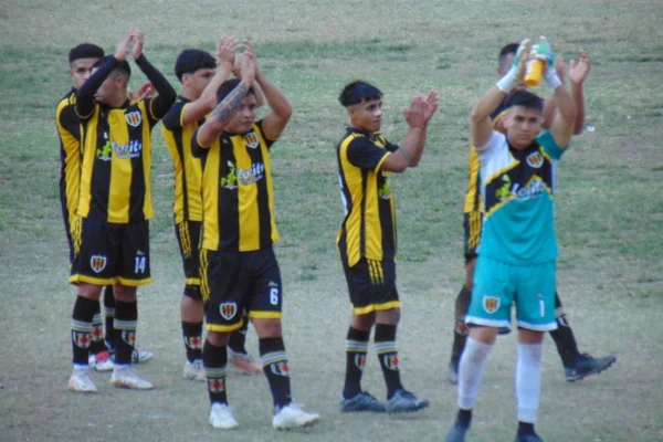 Estrella festejó con el tiro del final en el debut