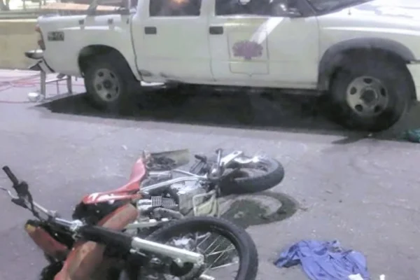Grave siniestro en Aimogasta: motociclista perdió una pierna tras chocar una camioneta y atropellar a un peatón