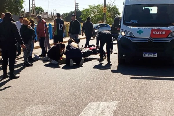 Motociclista cruzó el semaforo en rojo y chocó contra un auto en avenida 2 de abril