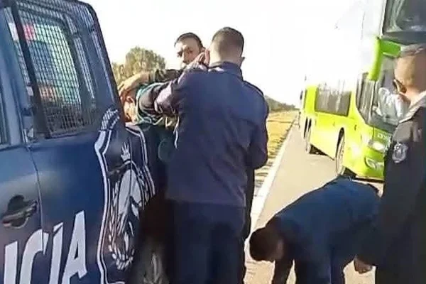 Tuvo un brote psicótico, golpeó a los choferes de un micro y fue preso