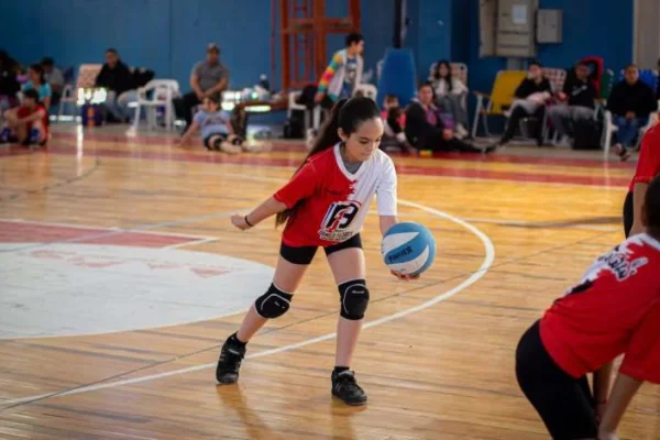Chepes: más de 240 jóvenes de los Llanos riojanos dieron inicio al campeonato de vóley