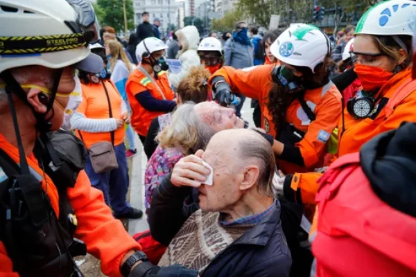 Nuevas corridas y tensión en la manifestación de jubilados frente al Congreso