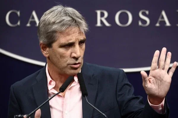 La iracunda respuesta de Luis Caputo cuando le preguntaron si los funcionarios iban a traer dólares de afuera