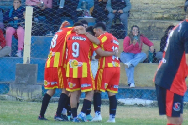 El “Santo” se hizo fuerte ante Newell’s y manda en la zona B