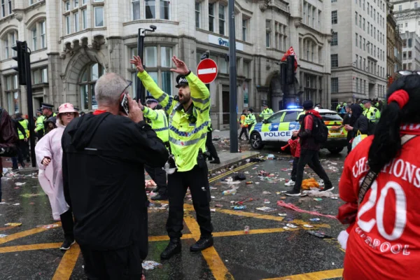 Un hombre atropelló con su auto a una multitud de hinchas del Liverpool que festejaban el título de la Premier