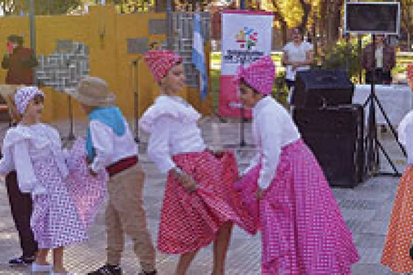 Hermosa representación de la Revolución de Mayo en la plaza famatinense