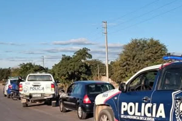 Desde un auto amenazó con un arma a dos motociclistas policias y fue detenido