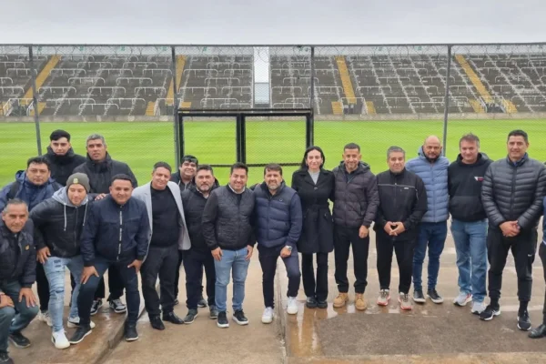 Acordaron apoyo económico y el uso del estadio Mercado Luna