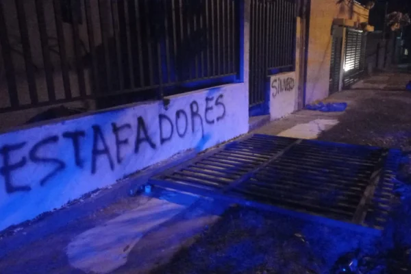 Reclamo por supuesta estafa generó disturbio en el barrio Néstor Kirchner