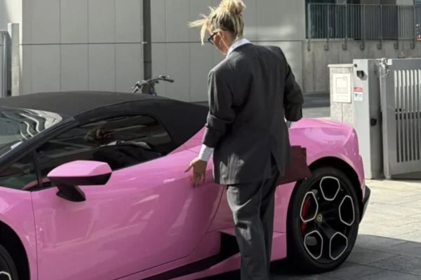Así llegó Wanda Nara a la audiencia de divorcio en Milán: un Lamborghini rosa y un look que desafió a Mauro Icardi