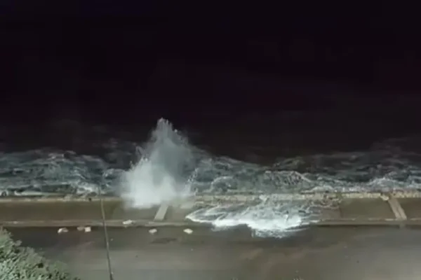 Mar del Plata: olas de más de dos metros, fuerte crecida, agua hasta la calle y destrozos