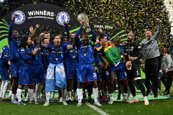Con gol y asistencia de Enzo Fernández, Chelsea aplastó a Betis y se consagró campeón de la Conference League