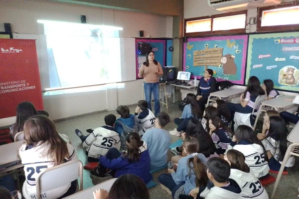 Brindan charla sobre el uso responsable de redes sociales para estudiantes de primaria