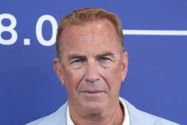 Una actriz doble de riesgo denunció a Kevin Costner tras filmar una escena de violación no guionada