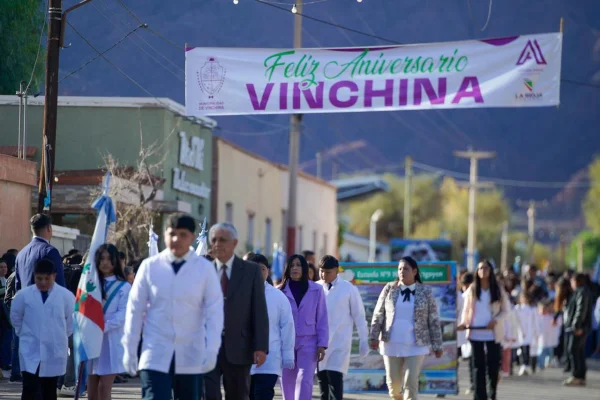 Vinchina celebró sus 328 años con obras, anuncios y un emotivo y colorido desfile