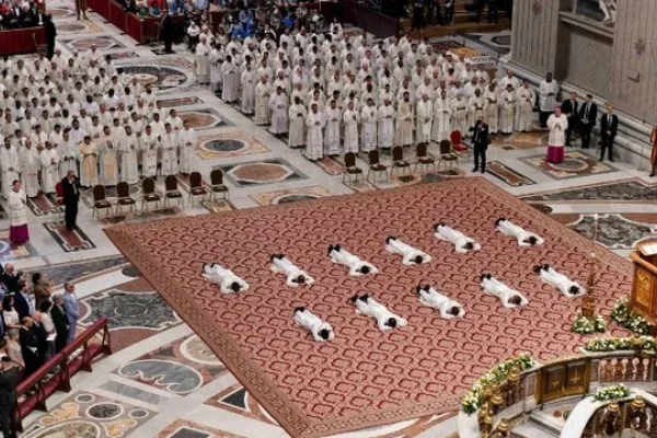 León XIV llamó a los nuevos sacerdotes a