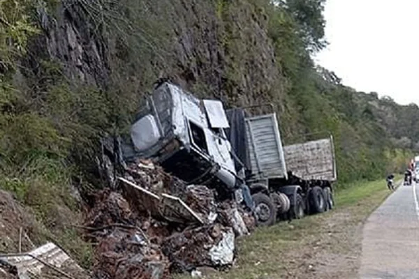 Dos camioneros se salvaron de milagro tras estrellarse contra un cerro