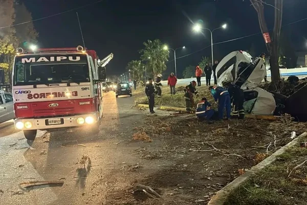 Conmoción en Mendoza: dos muertos y tres heridos graves en un accidente vial en Maipú
