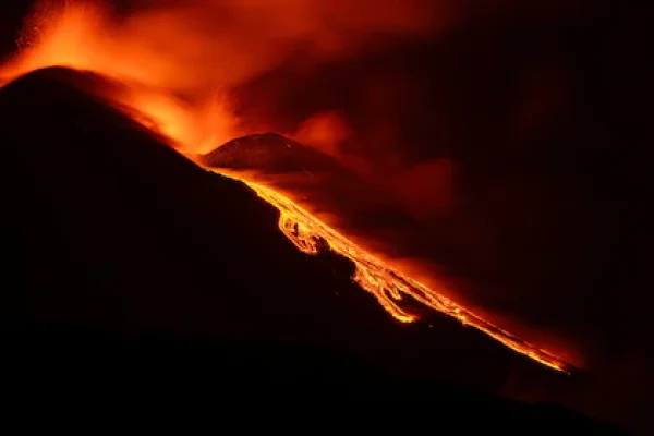 El Etna despierta: una nueva erupción con lava y explosiones preocupa a los expertos
