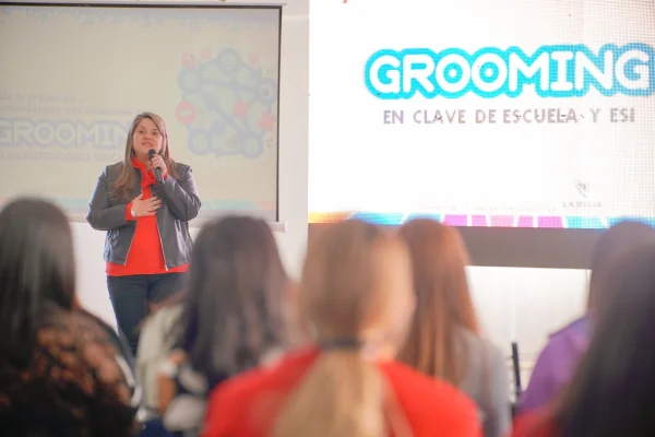 Capacitan a docentes y familias en toda la Provincia para prevenir el grooming